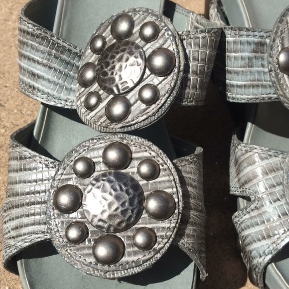 Vince Camuto grey & silver leather wedge sandals - Picture 2 of 6